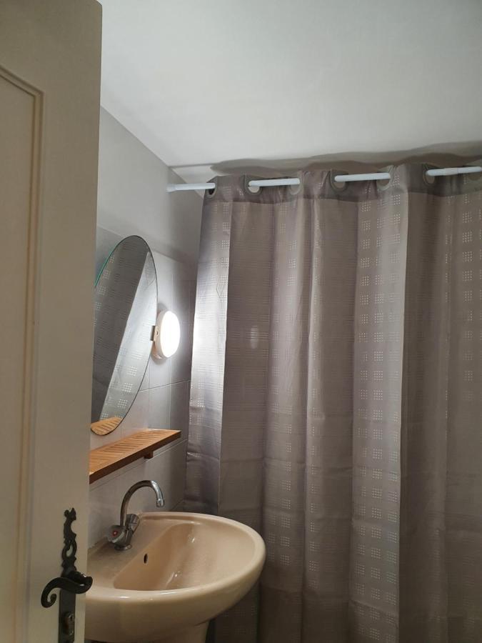 Auberge De La Tour -Appartements- Valros Luaran gambar