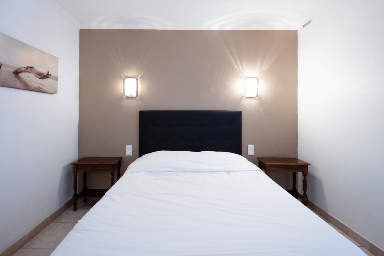 Auberge De La Tour -Appartements- Valros Luaran gambar