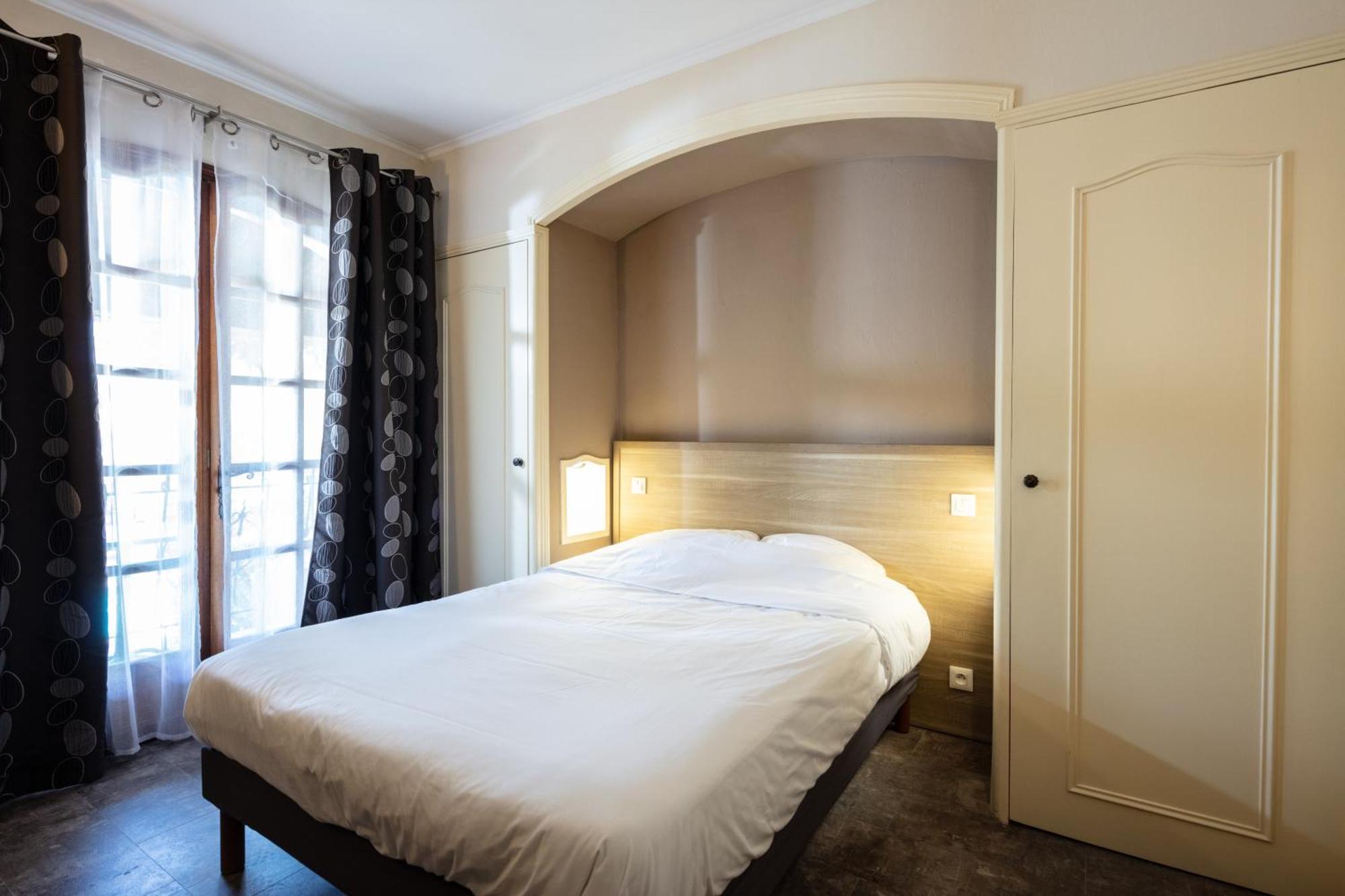 Auberge De La Tour -Appartements- Valros Luaran gambar
