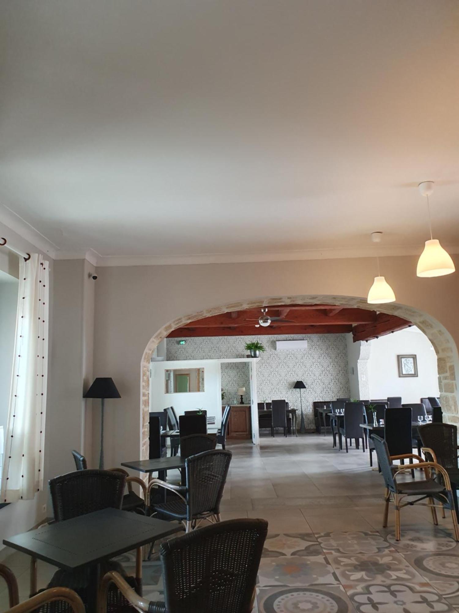 Auberge De La Tour -Appartements- Valros Luaran gambar