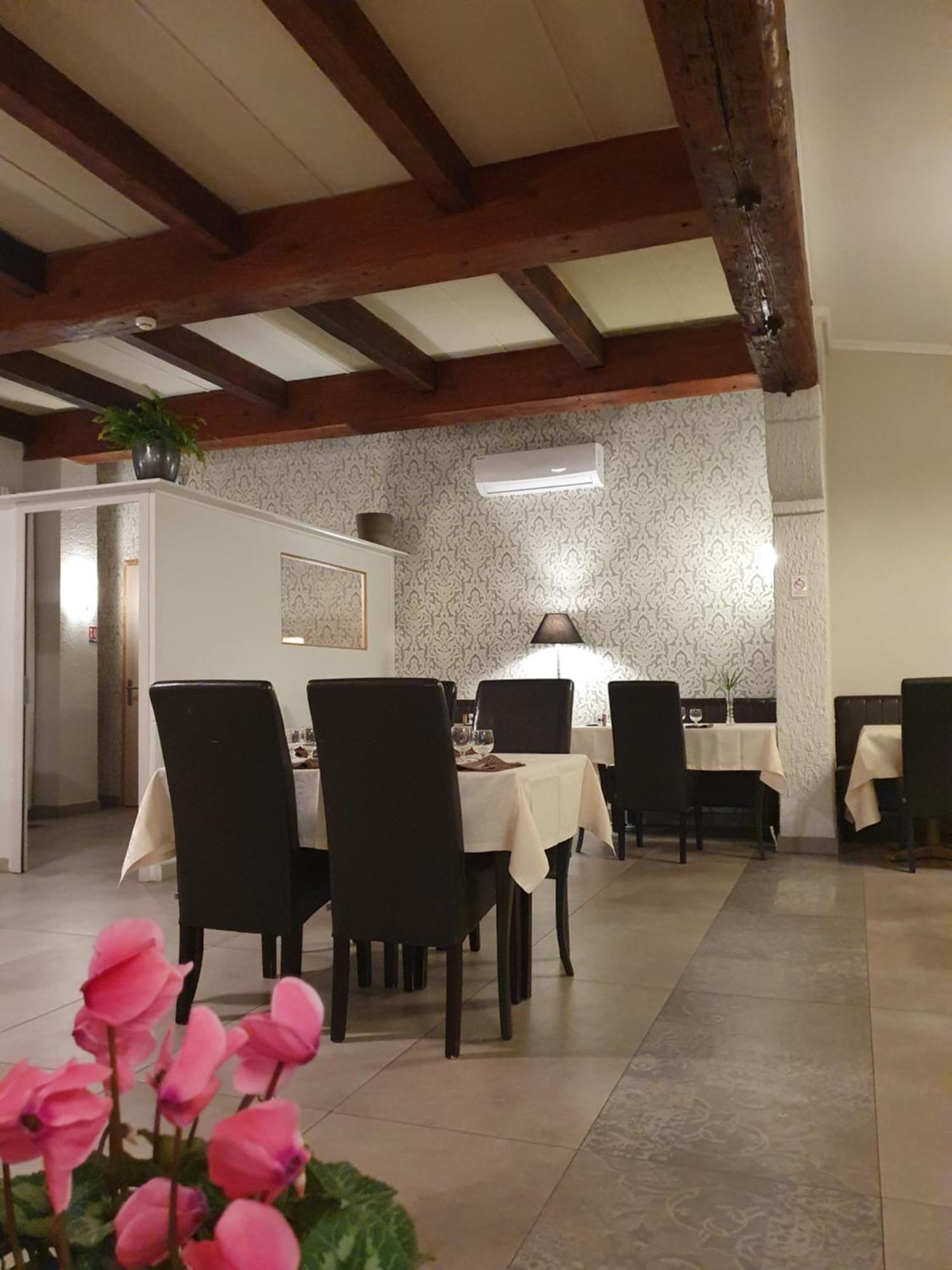 Auberge De La Tour -Appartements- Valros Luaran gambar