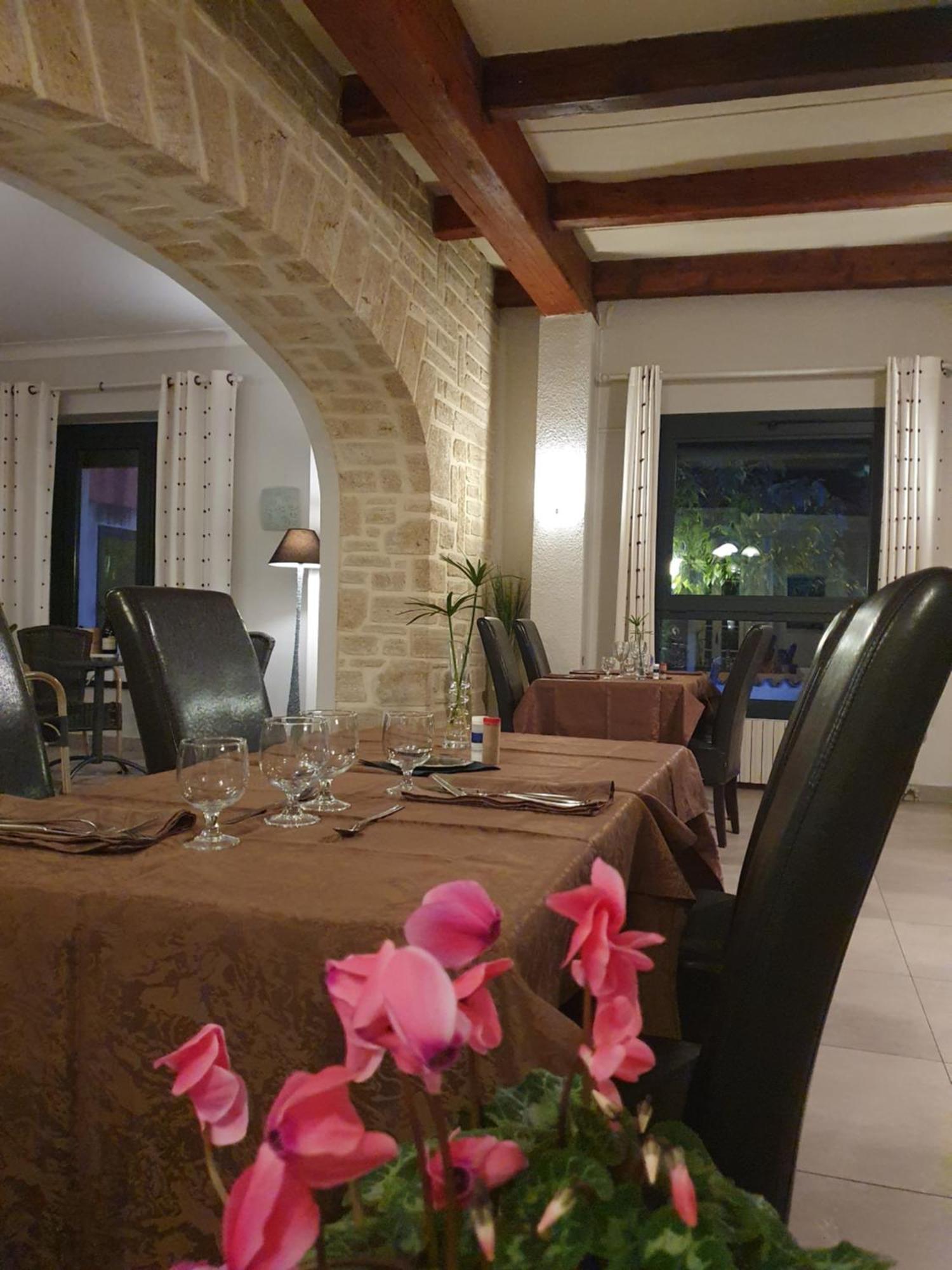 Auberge De La Tour -Appartements- Valros Luaran gambar