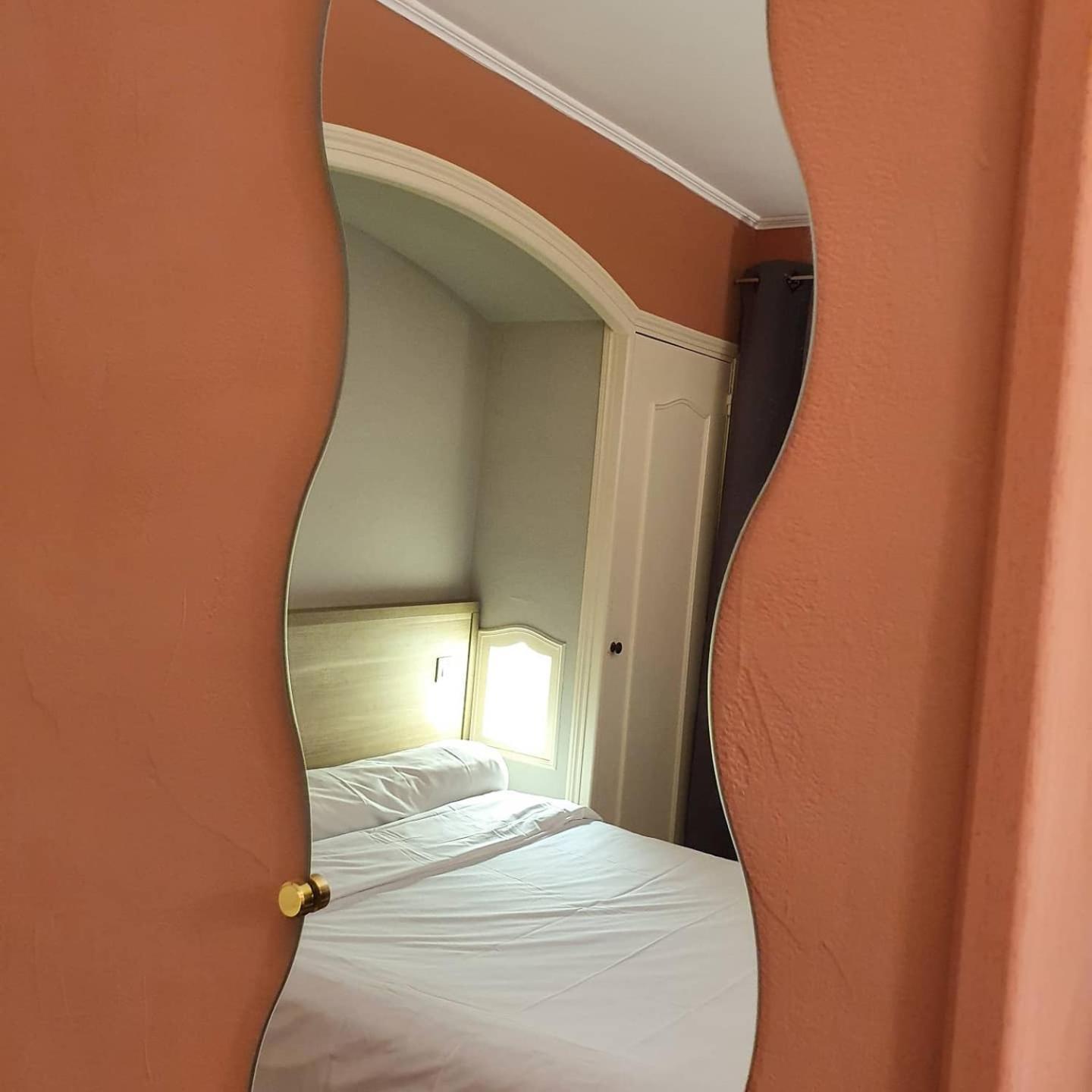 Auberge De La Tour -Appartements- Valros Luaran gambar