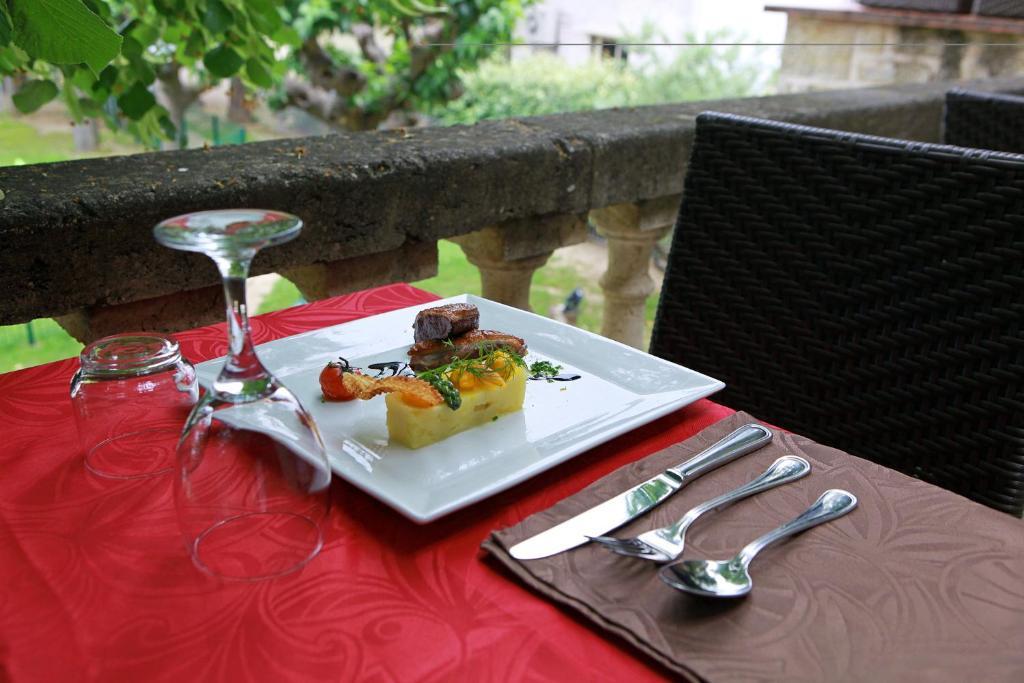 Auberge De La Tour -Appartements- Valros Luaran gambar